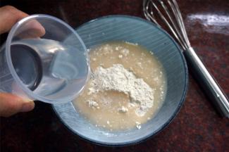 加入150毫升的纯净水，搅拌成莲子糊。