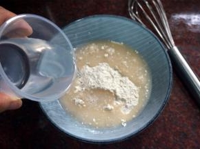 加入150毫升的纯净水，搅拌成莲子糊。