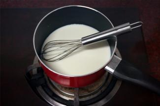 200毫升纯牛奶加入40克砂糖，煮沸腾。