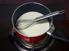 200毫升纯牛奶加入40克砂糖，煮沸腾。