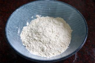 研磨结束后，将细腻的莲子粉倒出。