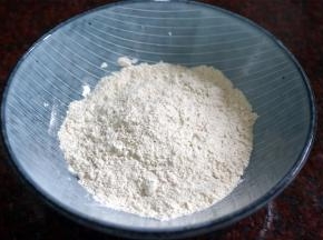 研磨结束后，将细腻的莲子粉倒出。