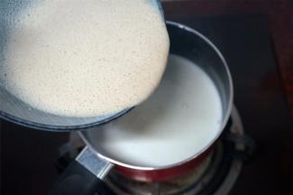 将莲子糊慢慢倒入锅中，并不断搅拌。