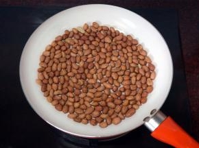 将花生和黑芝麻分别炒香炒熟。