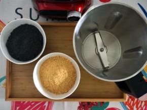 将炒熟的黑芝麻放入破壁机的研磨打粉一字杯，搅打成芝麻粉。