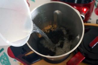 将全部芝麻粉、花生粉，100毫升纯牛奶，900毫升清水放入破壁机的全钢热饮专用杯。