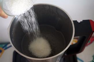 程序结束后，倒入砂糖和淀粉，用搅打程序搅打30秒。