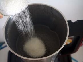 程序结束后，倒入砂糖和淀粉，用搅打程序搅打30秒。
