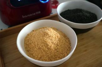 同样将炒香了的花生放入研磨打粉一字杯，搅打成花生粉。