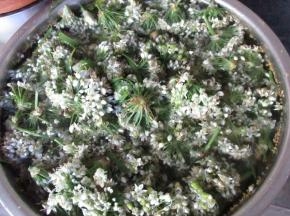 韭菜花只要花的部分，洗净