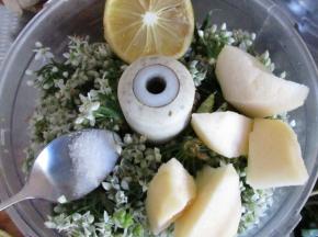 把姜末、韭菜花、梨子块、盐、柠檬全部放入绞肉杯种，记得是绞肉杯，这样只是打碎而不会搅打成糊，成糊就不太好吃了。我小时候都是用石头蒜臼捣碎的，现在有机器就懒得费劲了