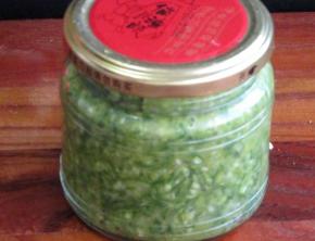 搅碎的韭菜花放入瓶子里密封，让其自然发酵，大约1个月左右就可以吃了，如果不打开瓶子，保持密封，放一年也不会坏的。但要注意瓶子要开水消毒并晾干，瓶子里不能有水分