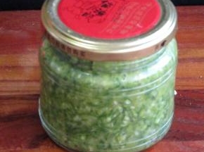 搅碎的韭菜花放入瓶子里密封，让其自然发酵，大约1个月左右就可以吃了，如果不打开瓶子，保持密封，放一年也不会坏的。但要注意瓶子要开水消毒并晾干，瓶子里不能有水分