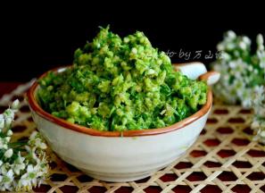 这是腌制了5天的韭菜花酱，颜色还没有变，吃起来还有些辣，再腌的久了就会变深色了，辣味也基本没有了