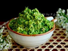 这是腌制了5天的韭菜花酱，颜色还没有变，吃起来还有些辣，再腌的久了就会变深色了，辣味也基本没有了