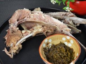 这个是往年的韭菜花酱，做手抓羊肉的蘸料很好吃的哦