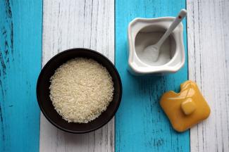 准备食材：大米100克以及食盐。