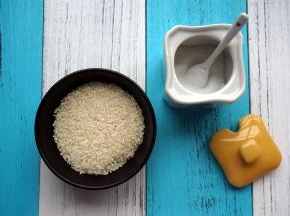 准备食材：大米100克以及食盐。