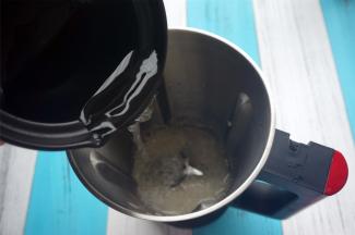 加入清水300毫升。