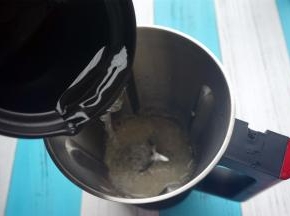 加入清水300毫升。