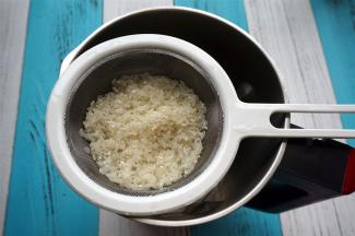 大米淘洗干净后放入破壁机。