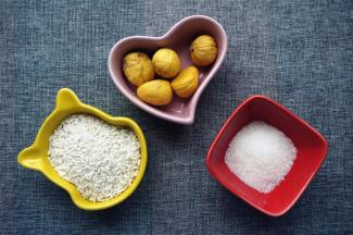 准备食材：栗子50克、糯米70克 白糖30克。