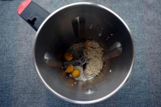 栗子去皮，和糯米一同洗净后放入破壁机。