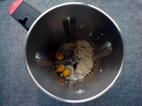 栗子去皮，和糯米一同洗净后放入破壁机。