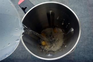 加入清水600毫升。