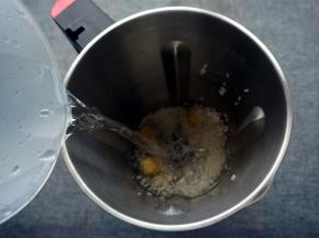 加入清水600毫升。