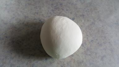 将面粉、水、老面混合揉光滑，放入盆中盖保鲜膜进行发酵。