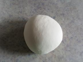 将面粉、水、老面混合揉光滑，放入盆中盖保鲜膜进行发酵。