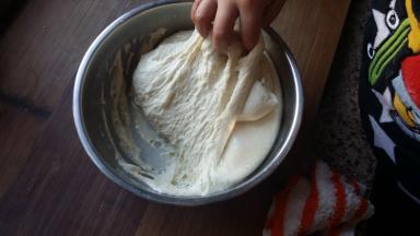 发好的面团内部组织如蜂窝状。