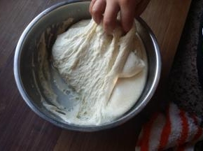 发好的面团内部组织如蜂窝状。