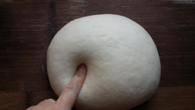 将5g食用碱加30g开水熔化后兑入面团中，用手揣匀（这样兑碱不会出现碱斑）面团因加水而很软，可加干面粉，揉到适当的软硬程度，兑好碱的面团有弹性且不粘手。