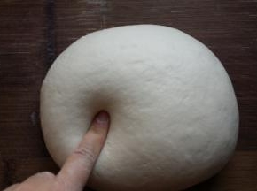 将5g食用碱加30g开水熔化后兑入面团中，用手揣匀（这样兑碱不会出现碱斑）面团因加水而很软，可加干面粉，揉到适当的软硬程度，兑好碱的面团有弹性且不粘手。