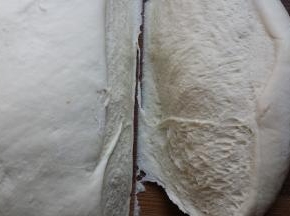 醒面15分钟后，切开没有大的气孔，闻上去无酸味，这也要凭经验。（实在没把握就揪一小块放油锅中炸熟尝下）