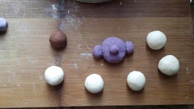 揪一小块加可可粉揉匀做嘴巴眉毛，我留多了，面团的三分之一为白色，三分之二加紫薯粉揉匀。