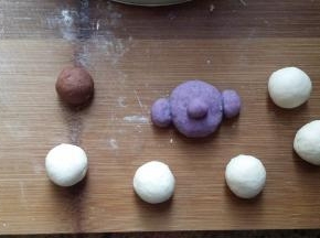 揪一小块加可可粉揉匀做嘴巴眉毛，我留多了，面团的三分之一为白色，三分之二加紫薯粉揉匀。