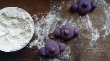 一个蓝精灵50g左右，多点少点没关系，揪一小点揉圆做鼻子，四分之一做二个耳朵，剩下的做脸。鼻子和耳朵沾点水粘在脸上。