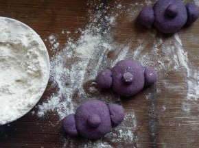 一个蓝精灵50g左右，多点少点没关系，揪一小点揉圆做鼻子，四分之一做二个耳朵，剩下的做脸。鼻子和耳朵沾点水粘在脸上。