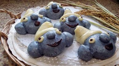 把蓝精灵摆放在蒸笼上，留好间隙。（蒸好后会涨胖胖哦）蒸锅放水开后上蒸笼，大火15分钟。（紫薯遇碱变蓝喽好开心)