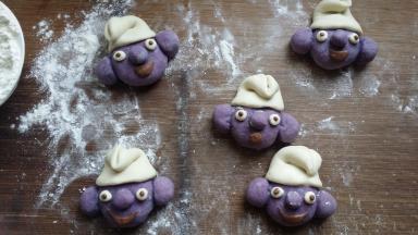 帽子做好后，依图做好眼睛和眼球，嘴巴随意按自己喜欢做好。