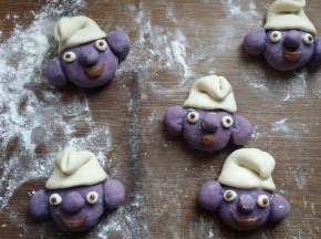 帽子做好后，依图做好眼睛和眼球，嘴巴随意按自己喜欢做好。