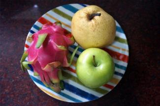 食材：贡梨、青苹果、火龙果。