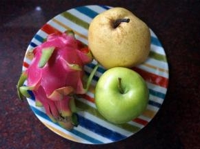 食材：贡梨、青苹果、火龙果。