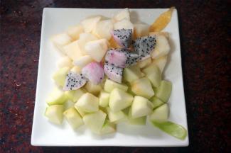 将贡梨、青苹果、火龙果分别去皮，取果肉，切成小块。