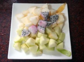 将贡梨、青苹果、火龙果分别去皮，取果肉，切成小块。