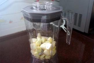 将步骤2的食材放入Tritan料冷打果蔬杯。