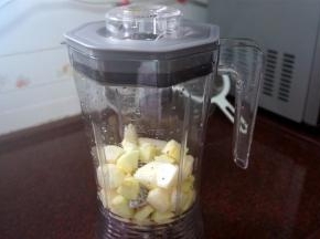 将步骤2的食材放入Tritan料冷打果蔬杯。